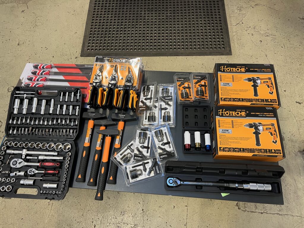 Stoh hliníkových profilů připravených na montáž, uložených na pracovním stole