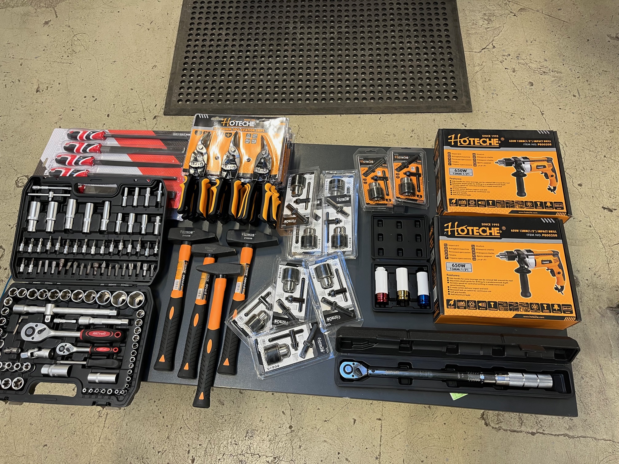 Stoh hliníkových profilů připravených na montáž, uložených na pracovním stole