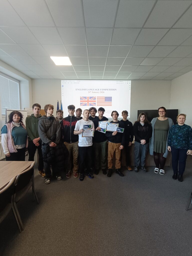 Skupinová fotografie účastníků a finalistů školní olympiády v angličtině před projekcí soutěžního zadání.