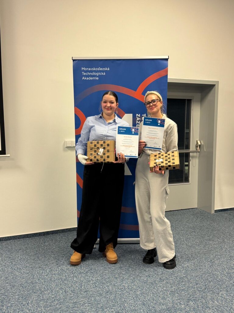 Dvě soutěžící držící diplomy a ocenění za umístění v regionálním kole CzechSkills 2026.