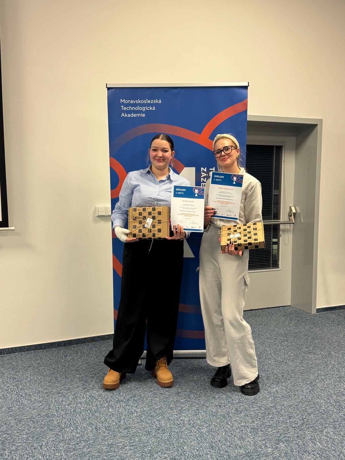 Dvě soutěžící držící diplomy a ocenění za umístění v regionálním kole CzechSkills 2026.