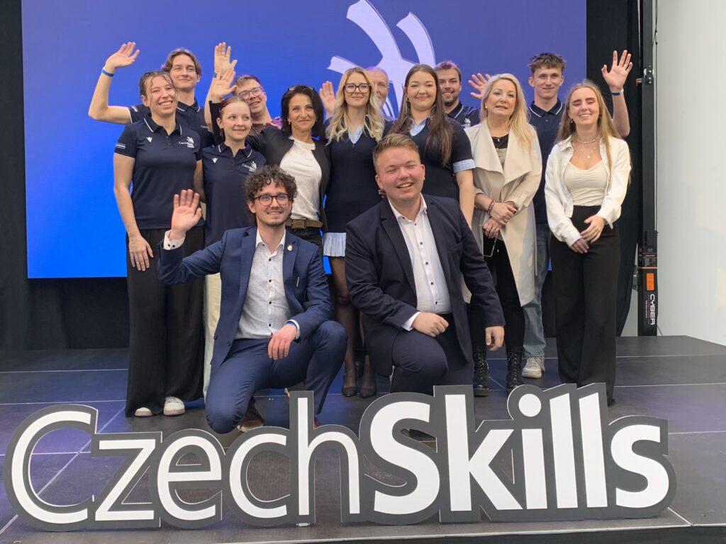 Skupinová fotografie týmu CzechSkills pózujícího na pódiu.
