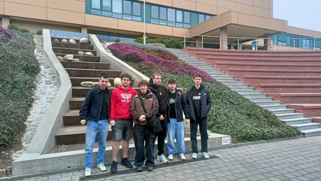 Skupina studentů Zengrovky před budovou Ekonomické fakulty VŠB-TUO po účasti na Dni finanční gramotnosti.