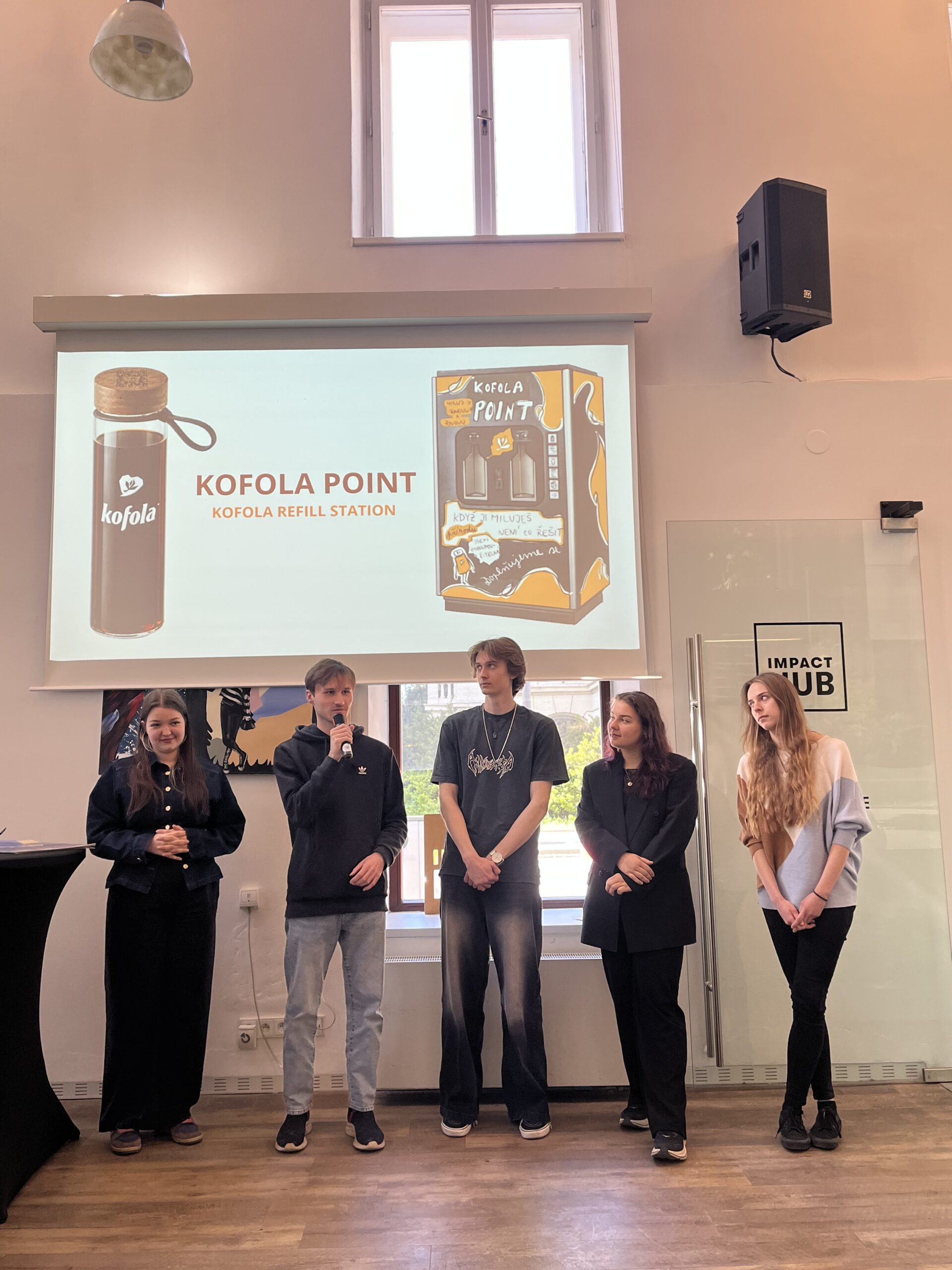 Tým studentů prezentuje projekt Kofola Point během Ideathonu 2026 před publikem a porotou