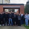 Studenti během odborné exkurze ve Zlíně před budovou spojenou s odkazem společnosti Baťa.