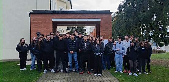 Studenti během odborné exkurze ve Zlíně před budovou spojenou s odkazem společnosti Baťa.