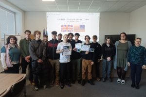 Skupinová fotografie účastníků a finalistů školní olympiády v angličtině před projekcí soutěžního zadání.