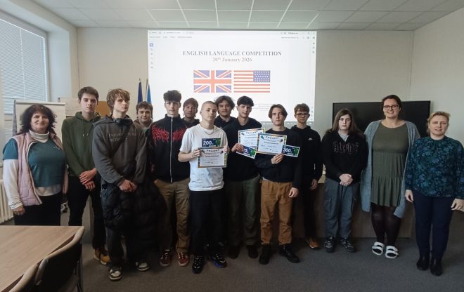 Skupinová fotografie účastníků a finalistů školní olympiády v angličtině před projekcí soutěžního zadání.