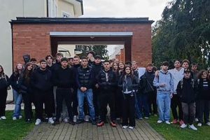 Studenti během odborné exkurze ve Zlíně před budovou spojenou s odkazem společnosti Baťa.