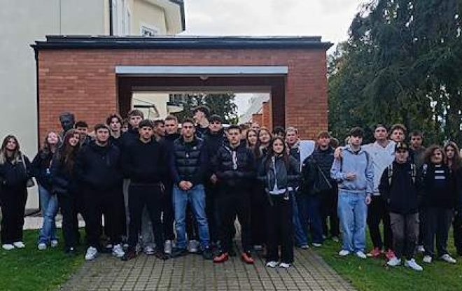 Studenti během odborné exkurze ve Zlíně před budovou spojenou s odkazem společnosti Baťa.