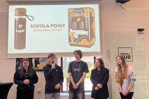 Tým studentů prezentuje projekt Kofola Point během Ideathonu 2026 před publikem a porotou