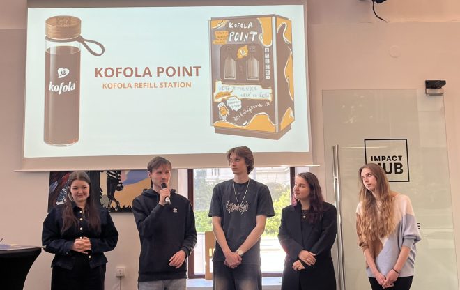 Tým studentů prezentuje projekt Kofola Point během Ideathonu 2026 před publikem a porotou