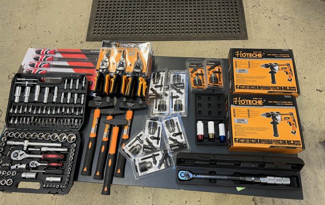 Stoh hliníkových profilů připravených na montáž, uložených na pracovním stole