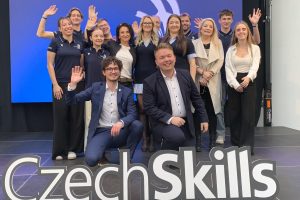 Skupinová fotografie týmu CzechSkills pózujícího na pódiu.