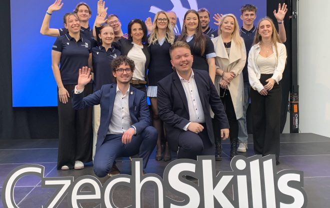 Skupinová fotografie týmu CzechSkills pózujícího na pódiu.
