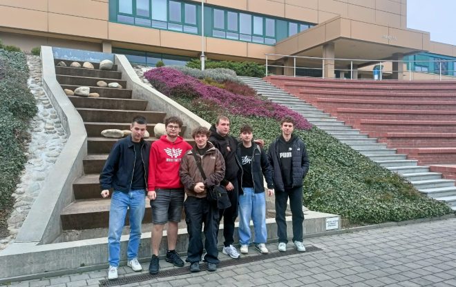 Skupina studentů Zengrovky před budovou Ekonomické fakulty VŠB-TUO po účasti na Dni finanční gramotnosti.