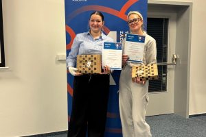 Dvě soutěžící držící diplomy a ocenění za umístění v regionálním kole CzechSkills 2026.