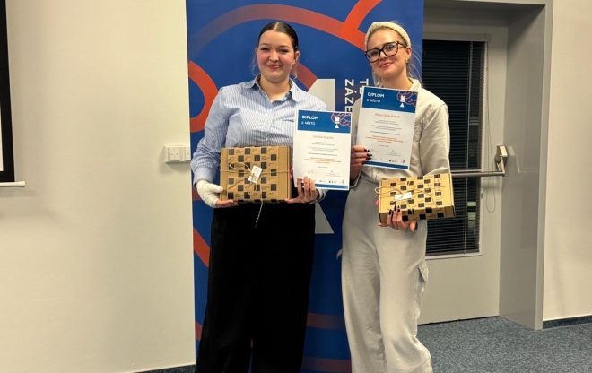 Dvě soutěžící držící diplomy a ocenění za umístění v regionálním kole CzechSkills 2026.