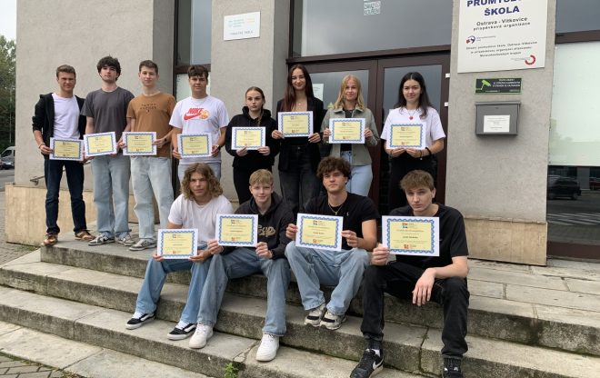 Skupina studentů SPŠ Ostrava pracuje na školním projektu v týmu před vchodem do školy s certifikáty v rukou